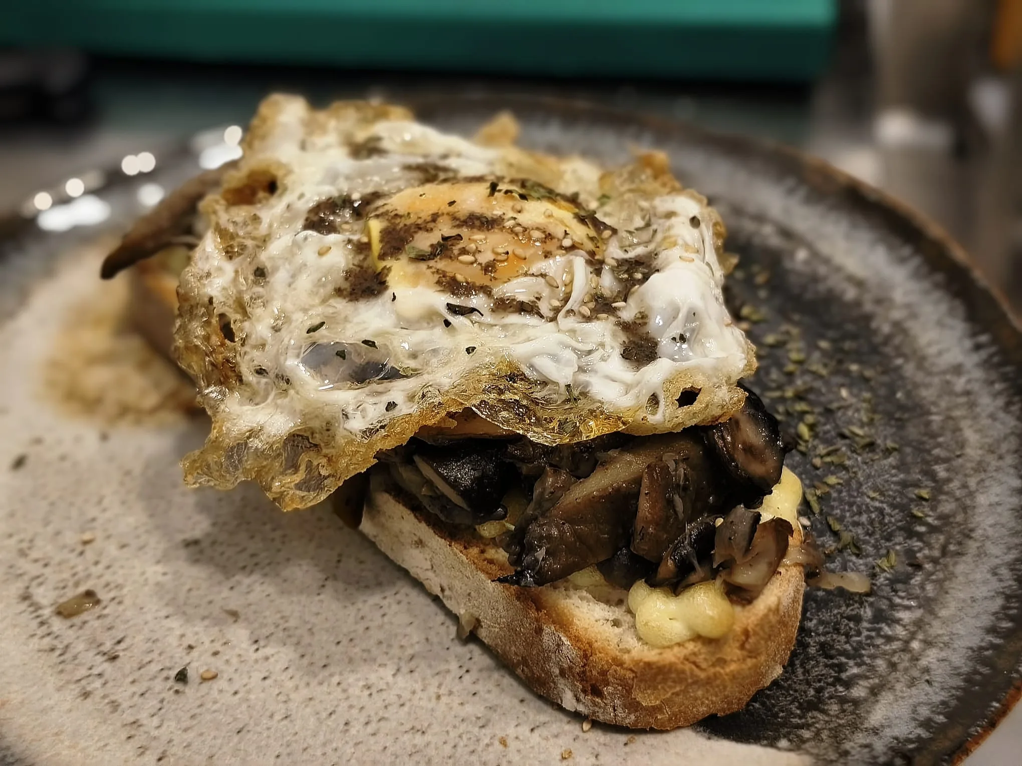 Tosta de setas, trufa y huevo frito.