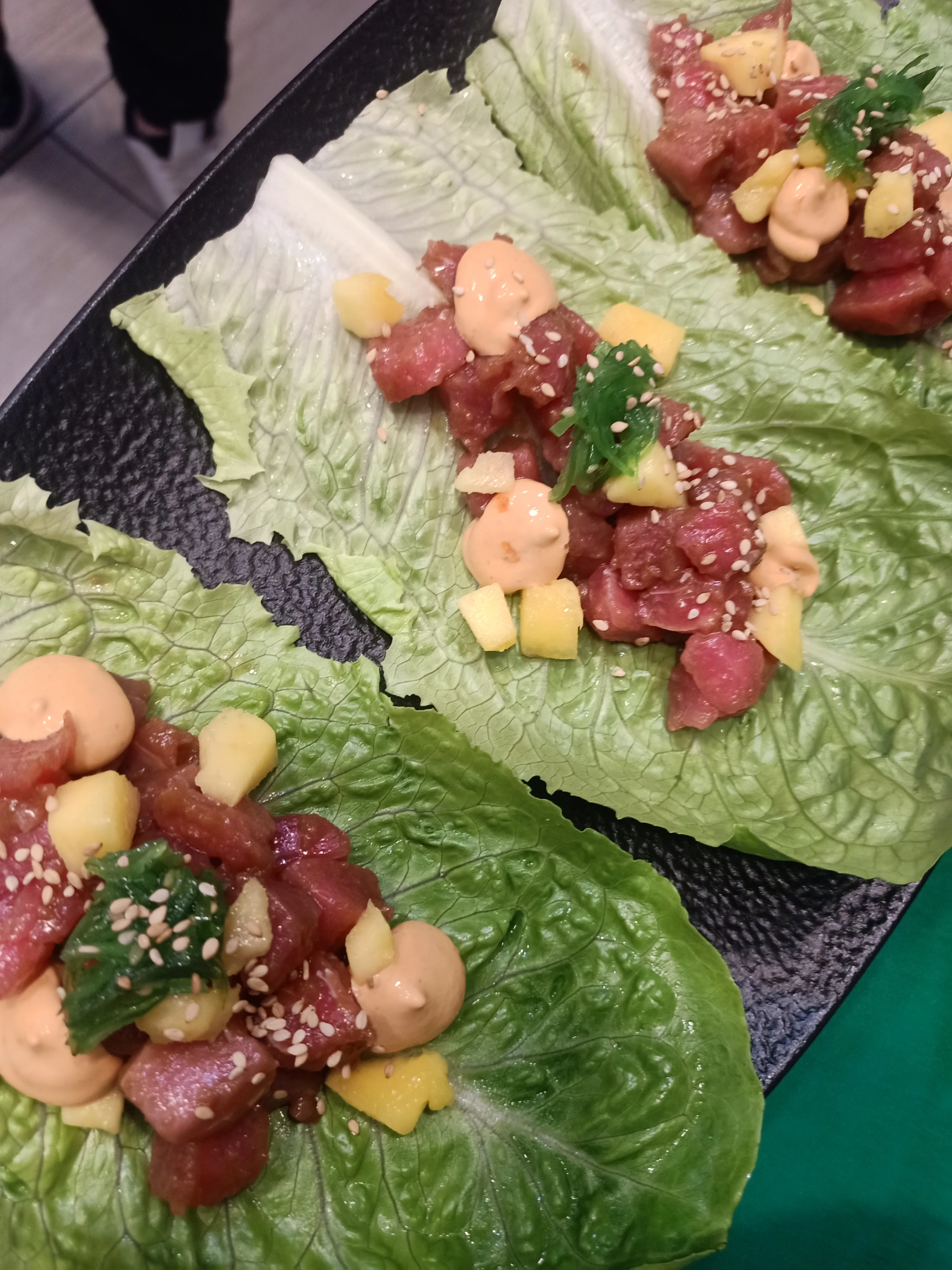 Ssam de atún marinado con alga wakame, mango y mayo de chipotle.