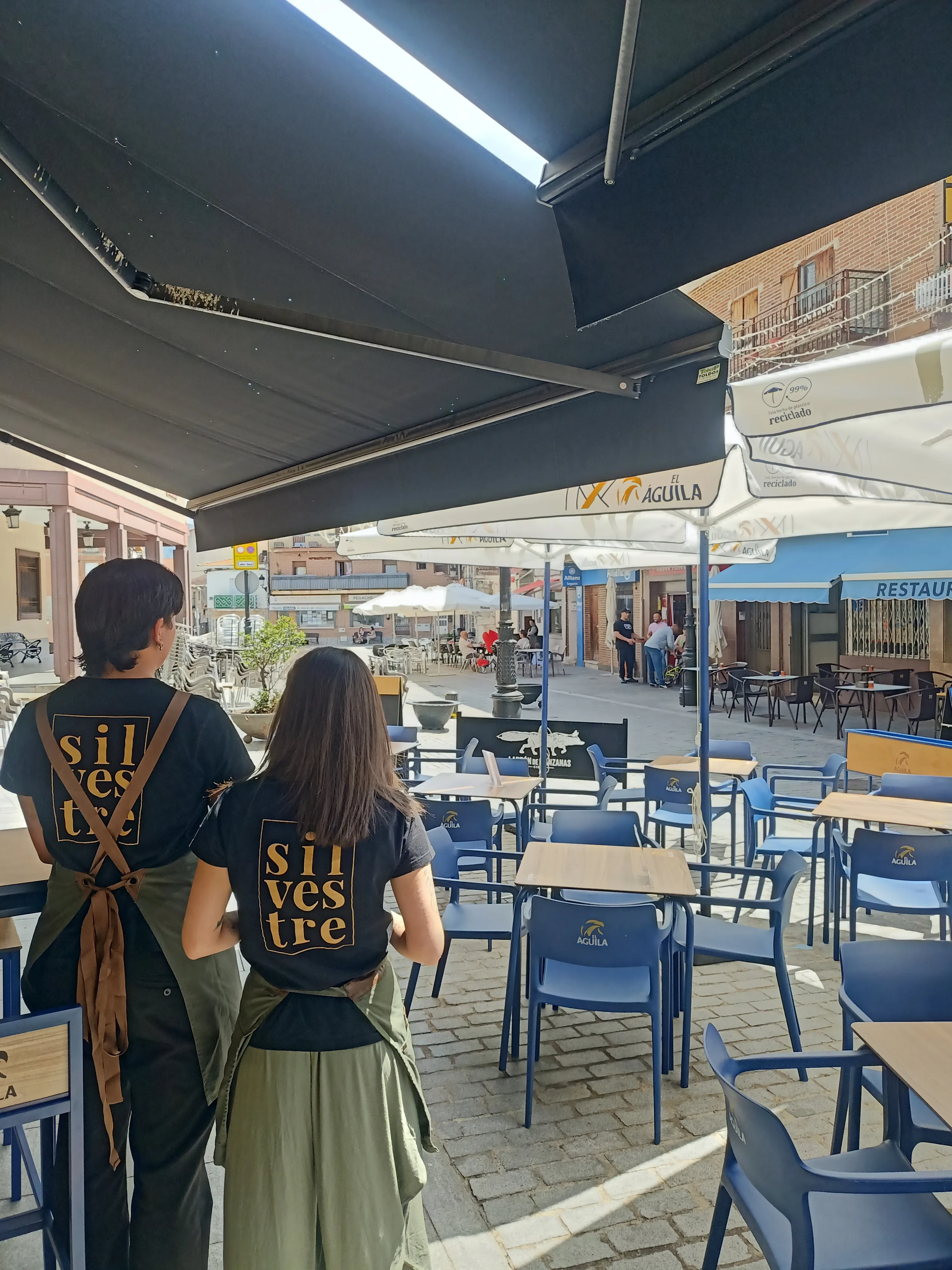 Terraza al aire libre de Silvestre Becerril.
