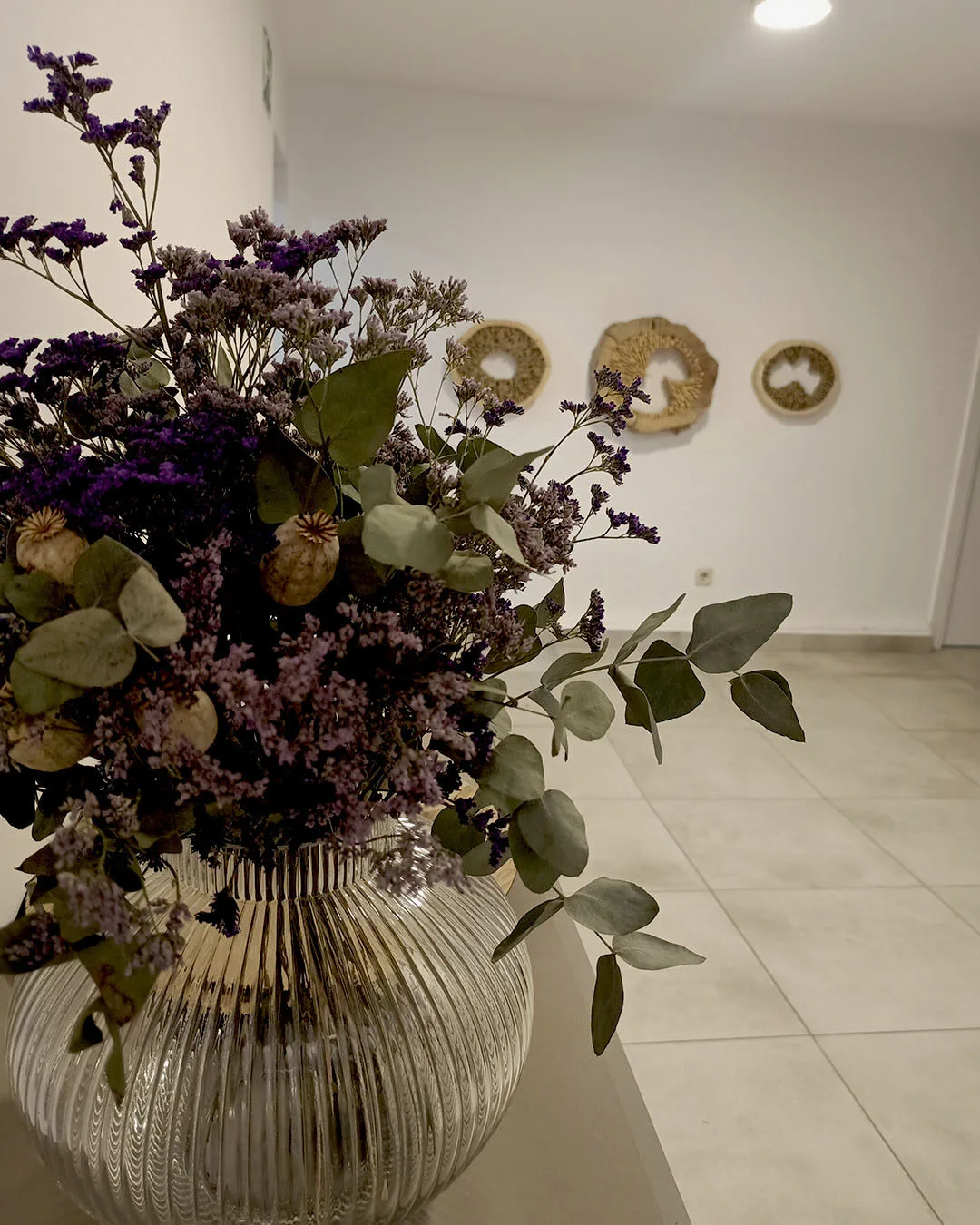 Detalle floral en la sala de Silvestre Becerril.
