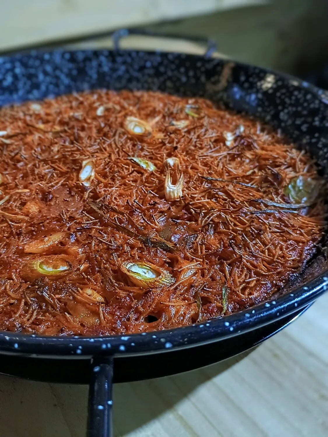 Fideuá fina al horno mar y montaña de Silvestre Mercado.