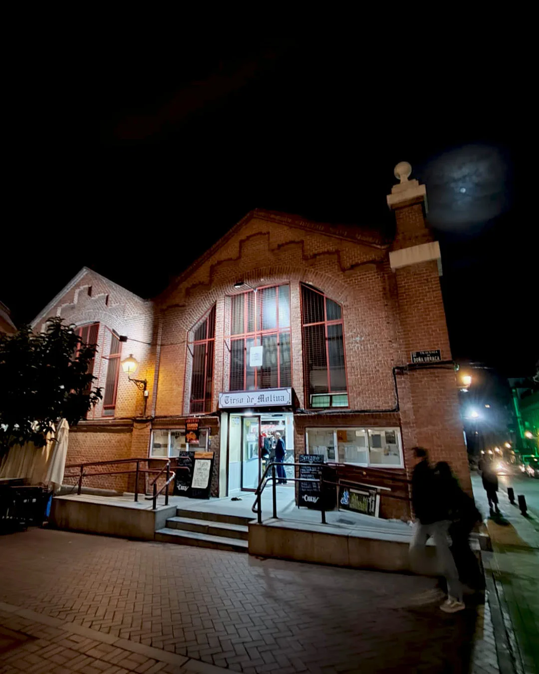 Fachada exterior del puesto Silvestre en el Mercado de Tirso de Molina, con el rótulo amarillo.