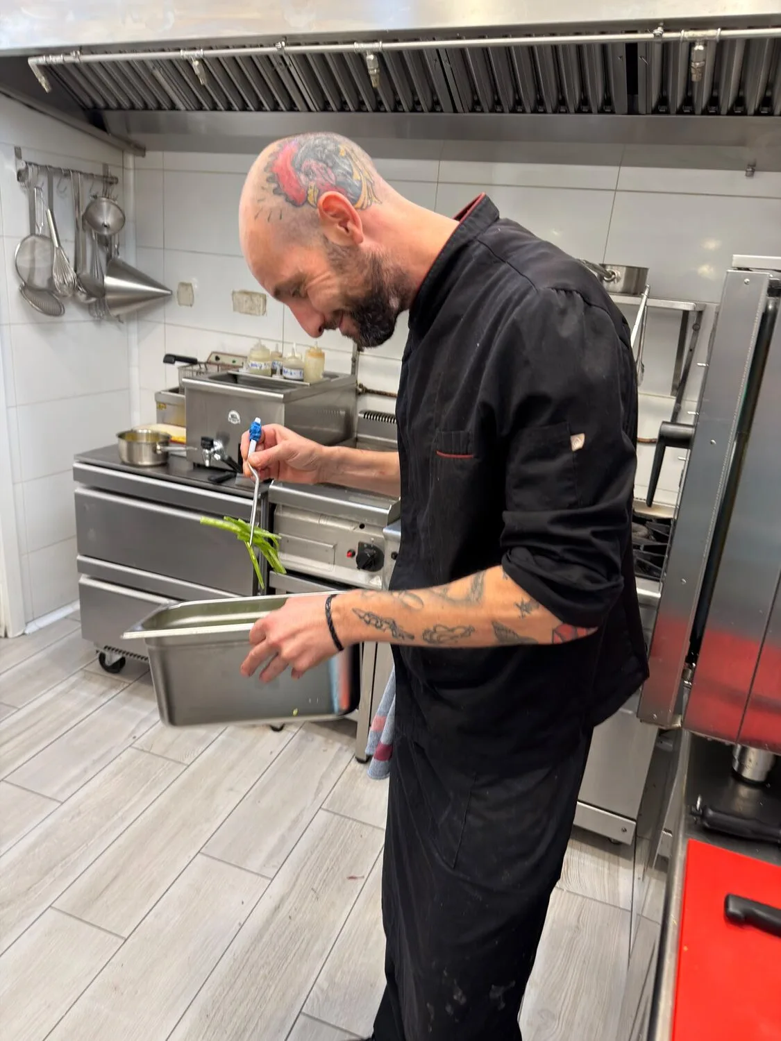 Álex, cocinero de Silvestre Becerril, emplatando en la cocina.