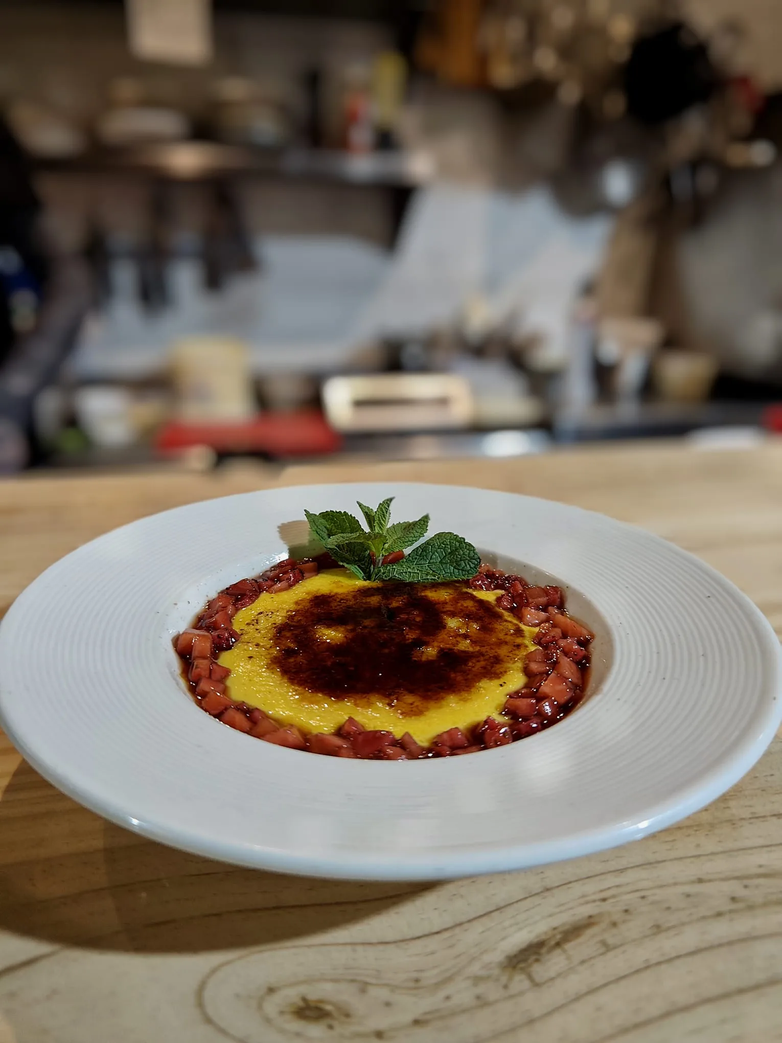 Crème brûlée de mango y fresas.