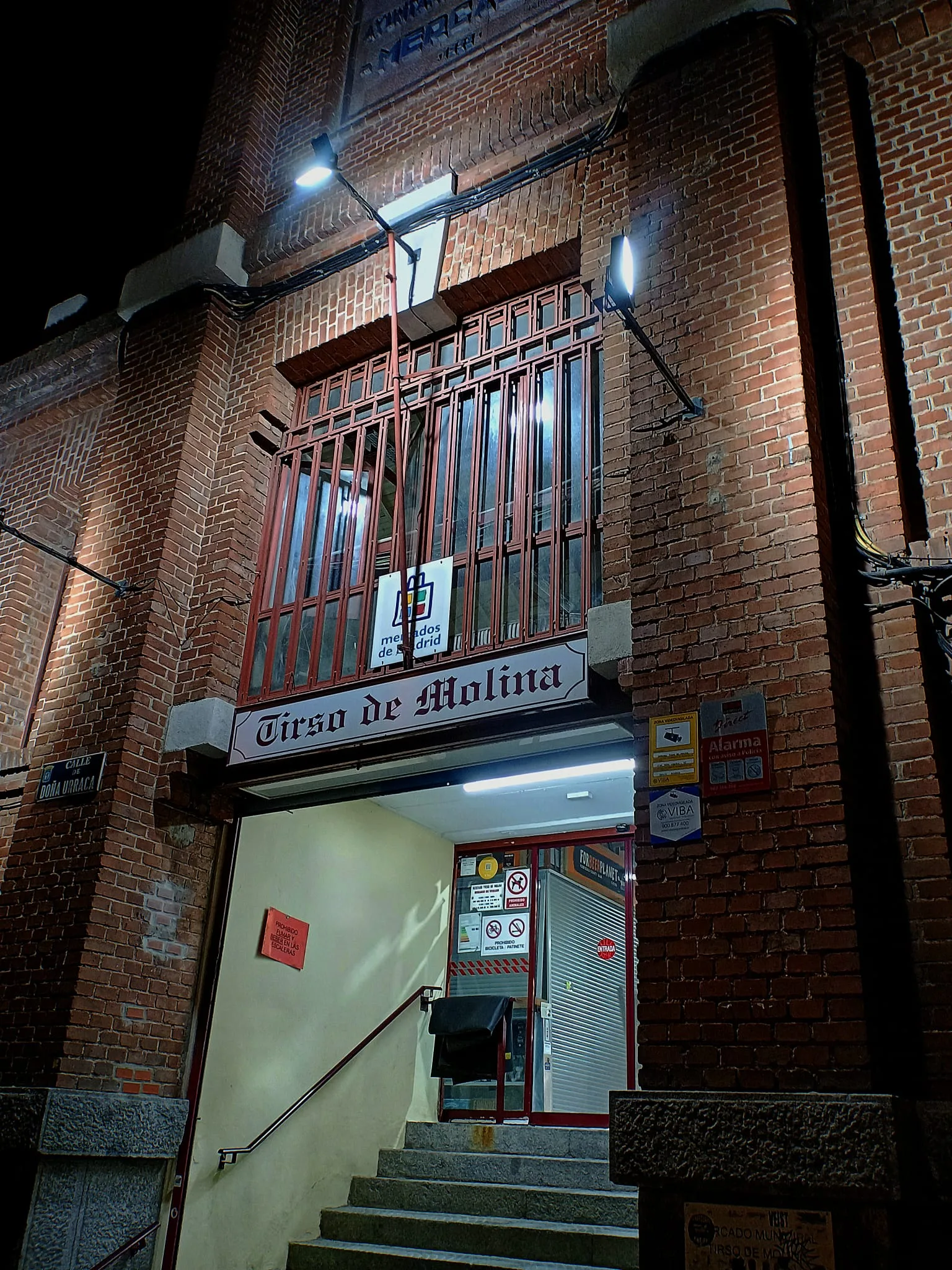 Puerta de entrada al puesto Silvestre dentro del Mercado de Tirso de Molina.