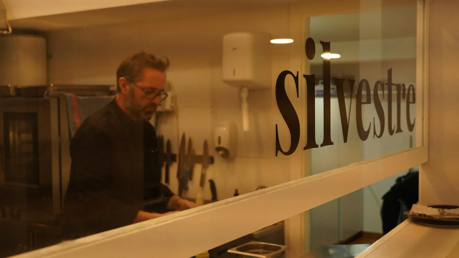 Emilio en la cocina de Silvestre Becerril.