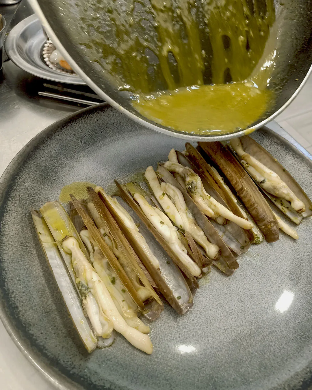 Navajas a la sartén con salsa verde en Silvestre Becerril.
