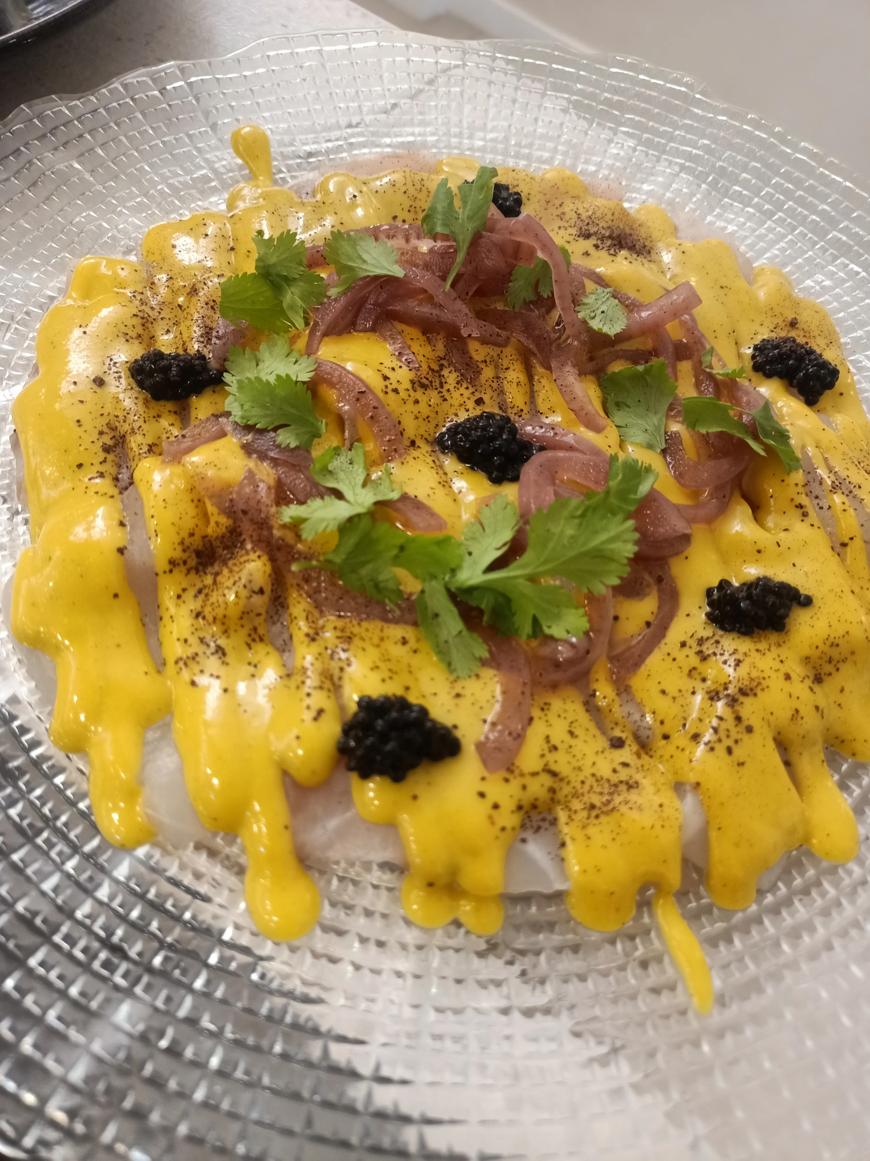 Tiradito de lubina con leche de tigre de mango.