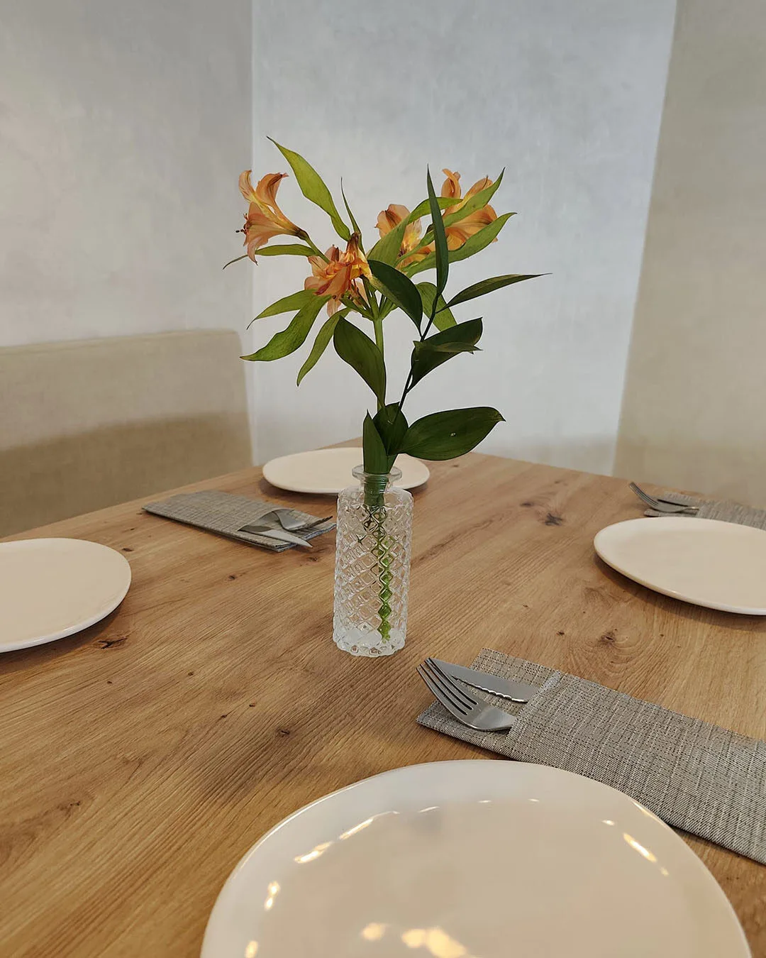 Mesa puesta con flores frescas en la sala de Silvestre Becerril.