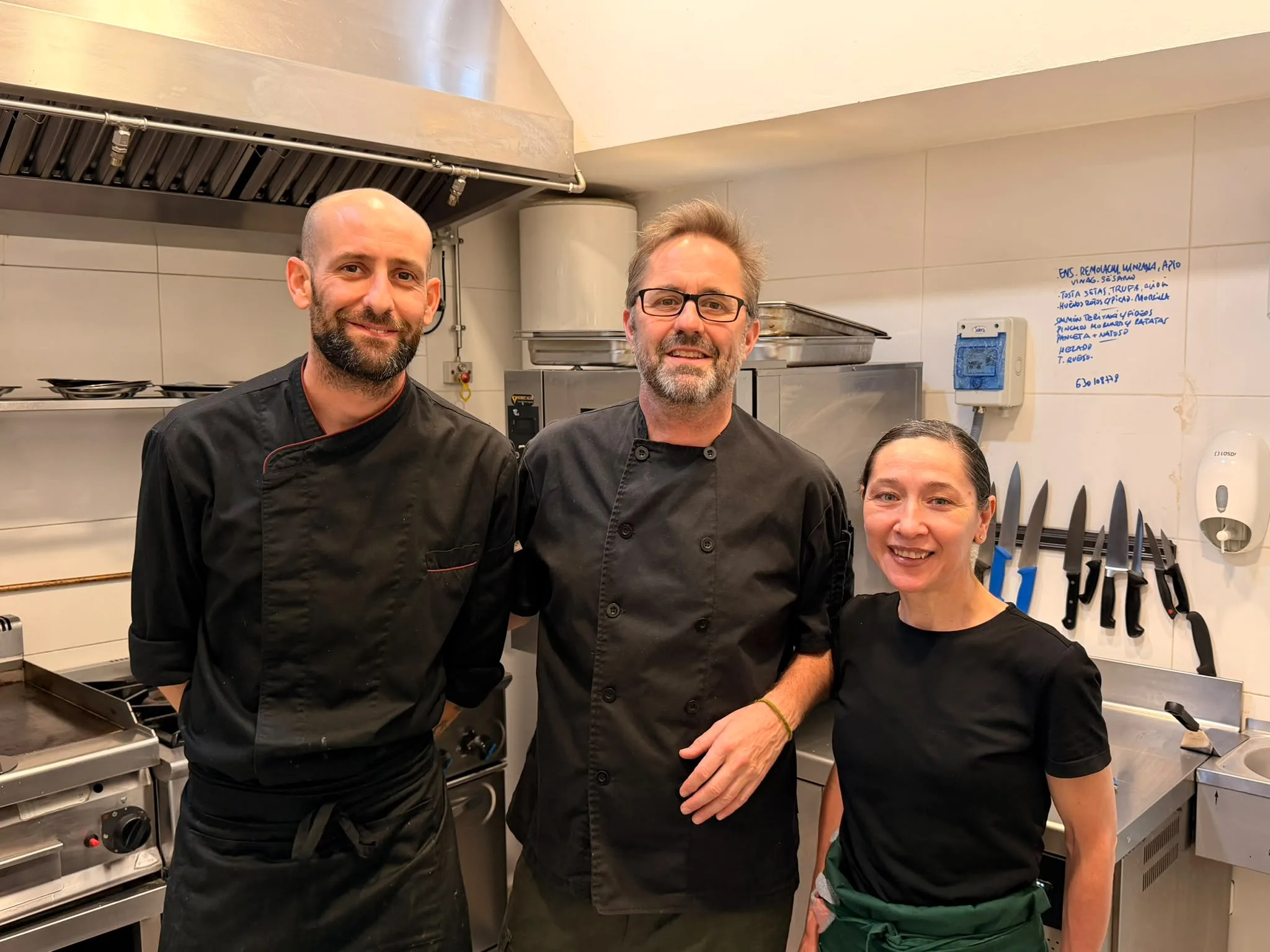 Equipo de cocina de Silvestre Becerril trabajando el servicio.