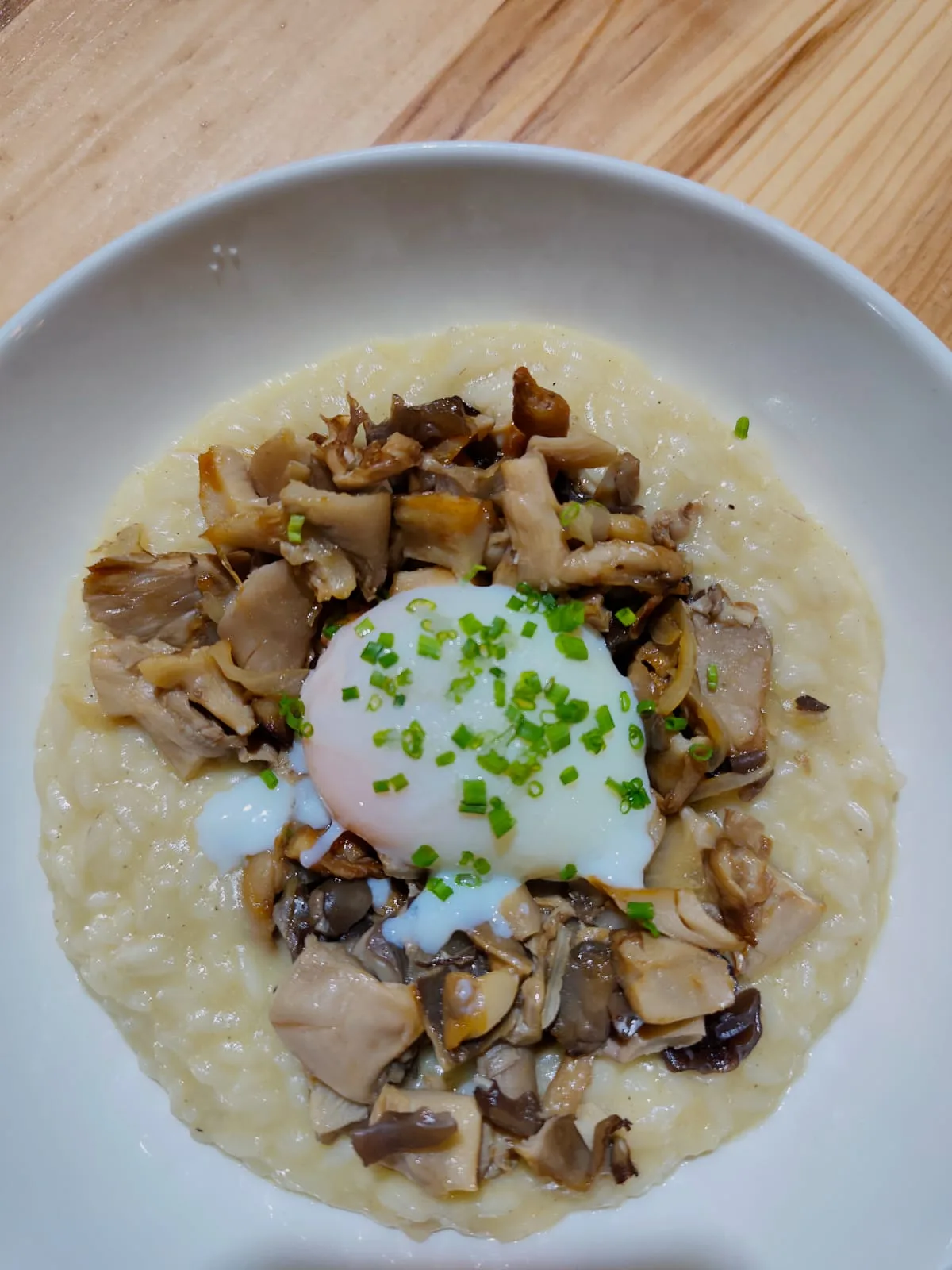 Arroz cremoso de setas hoisin con huevo a baja temperatura.
