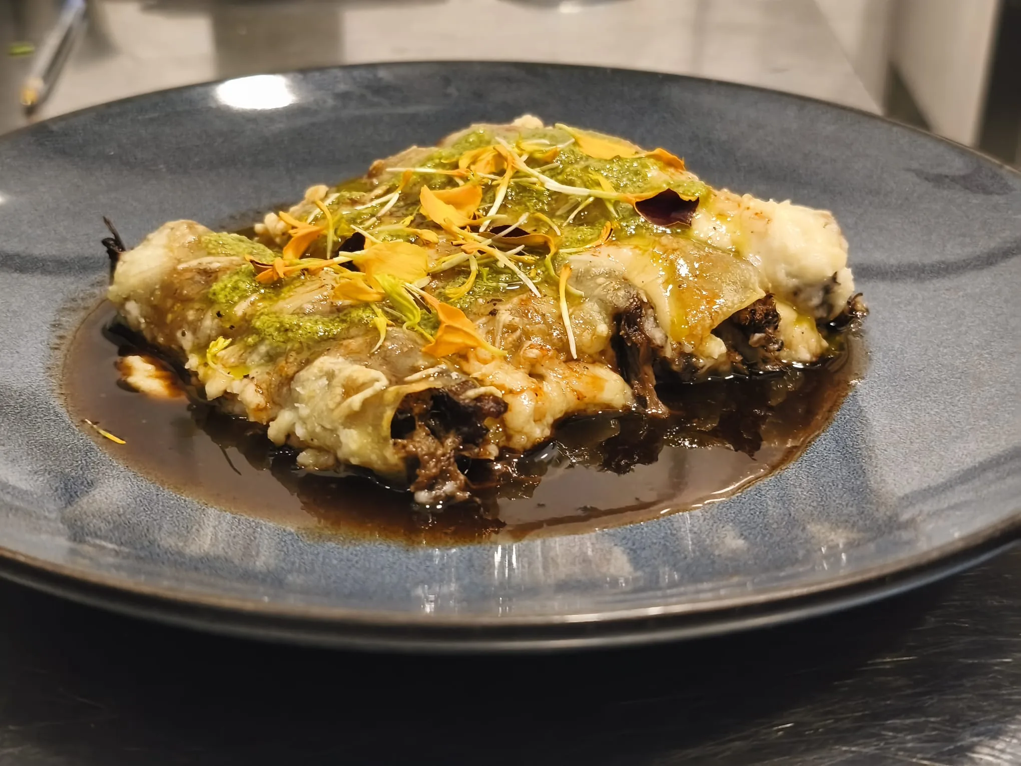 Canelones de rabo de vaca con curry thailandés y pesto.