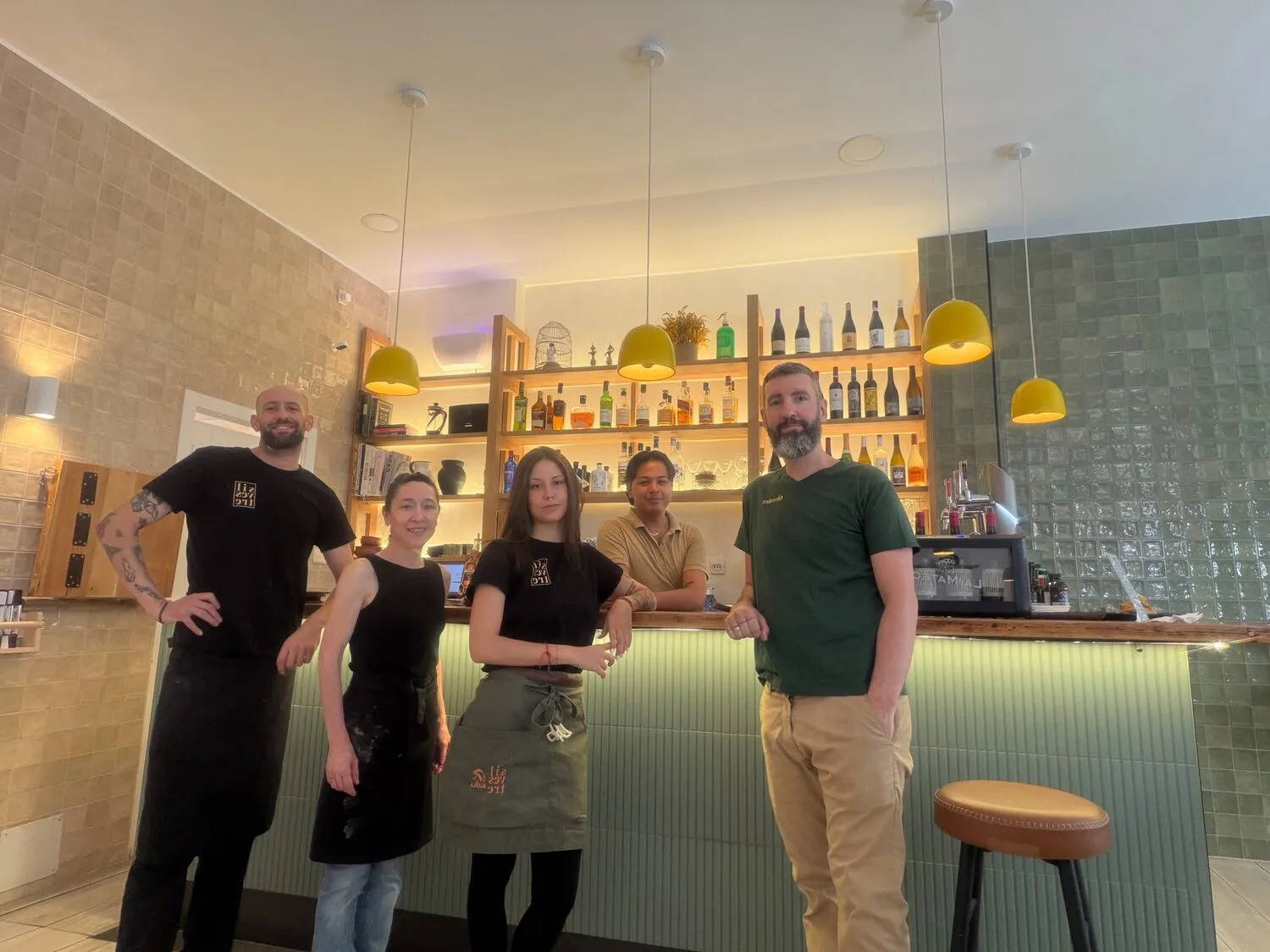 El equipo de Silvestre Becerril en la barra del local.