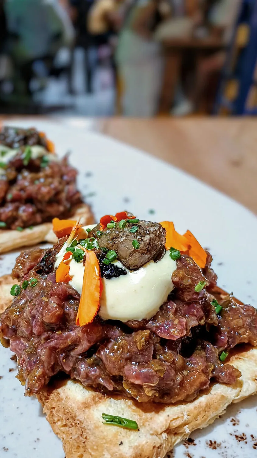 Steak tartar sobre tosta, tapa de Silvestre Mercado.