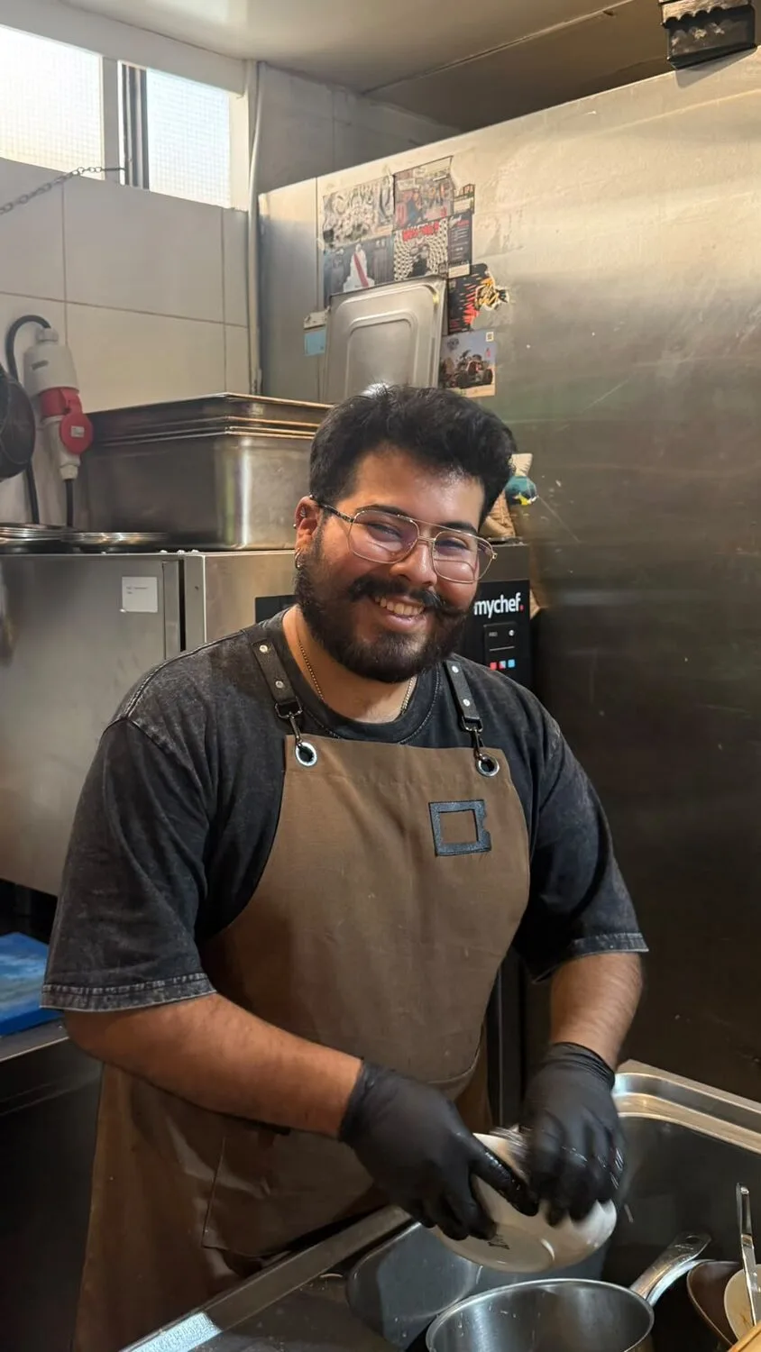 Josué, del equipo de cocina de Silvestre Mercado, en plena faena.