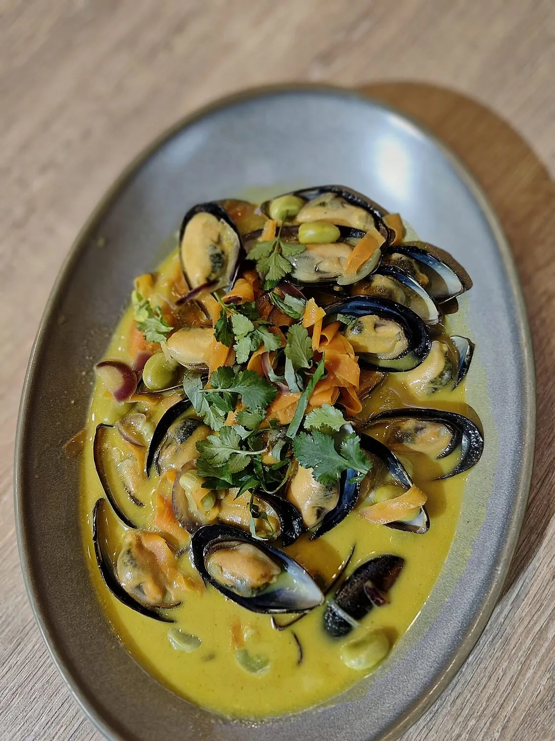 Mejillones al curry verde de Silvestre Mercado.