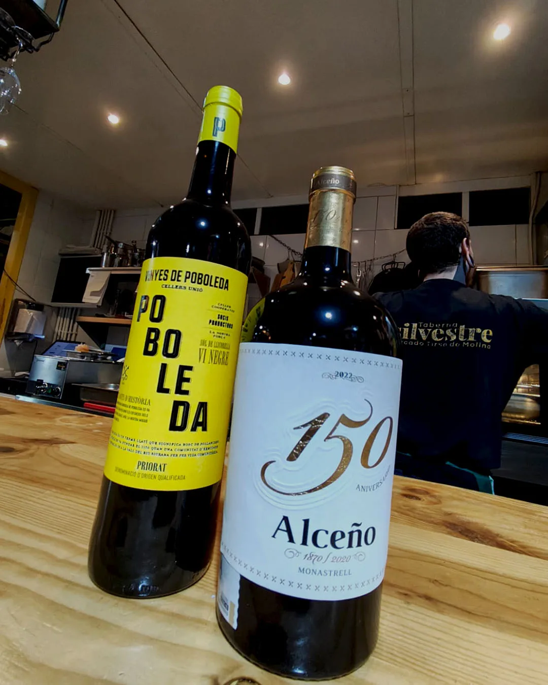 Selección de vinos en el Mercado, detalle de botellas.